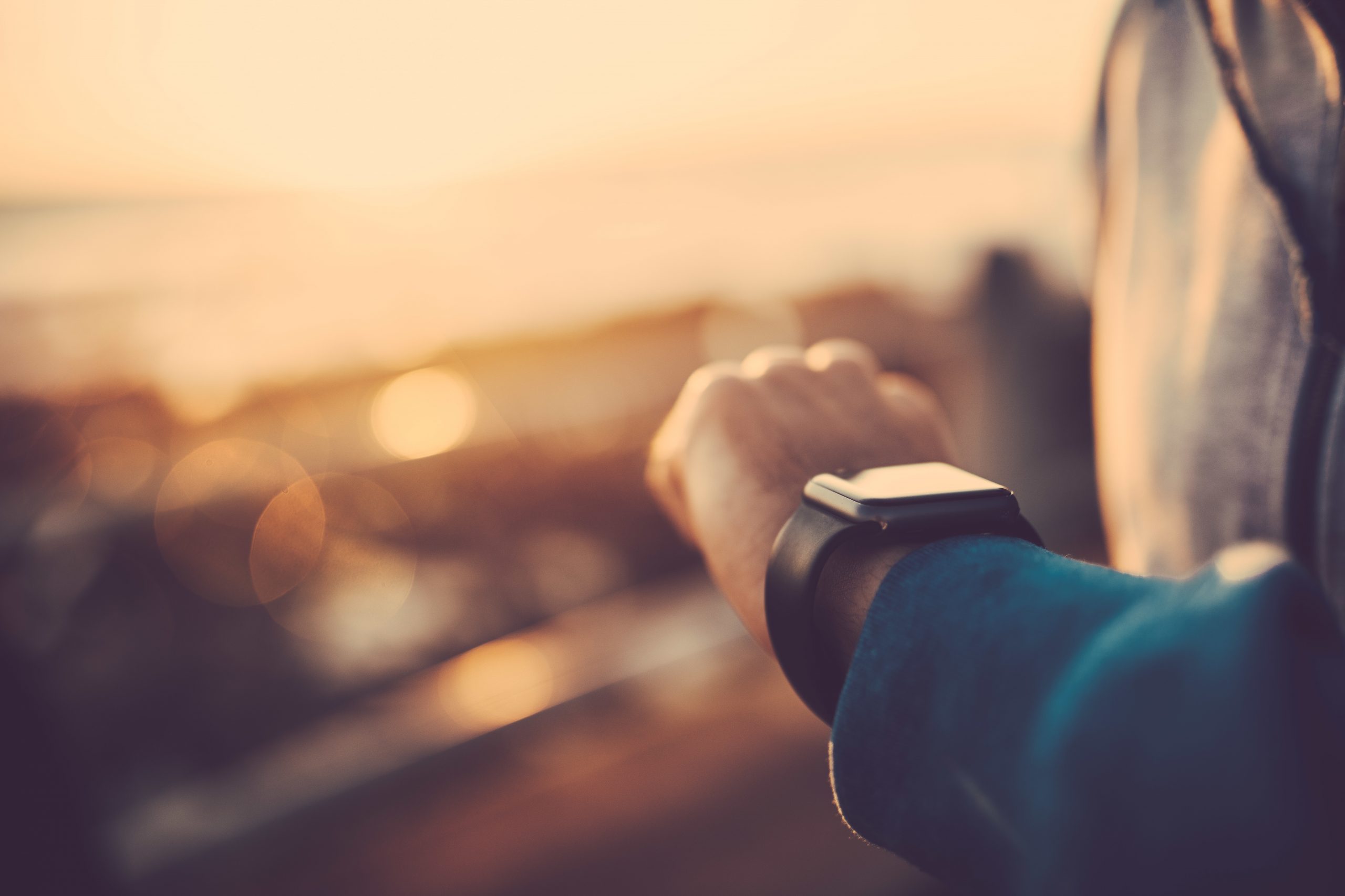 detail-of-man-wearing-smart-watch_t20_XQ3Jmb
